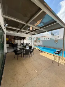 Sobrado com 4 Quartos à venda, 228m² no Jardins Madri, Goiânia