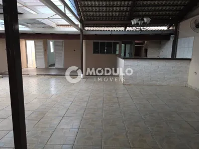 Casa com 3 Quartos à venda, 250m² no Presidente Roosevelt, Uberlândia