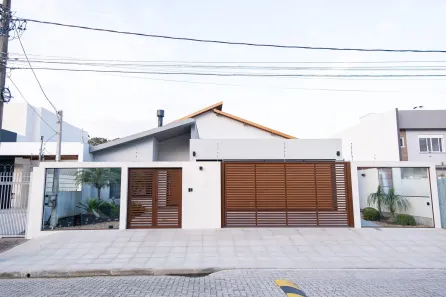 Casa com 3 Quartos para alugar, 340m² no Laranjal, Pelotas