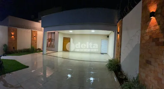 Casa com 3 Quartos à venda, 216m² no Novo Mundo, Uberlândia
