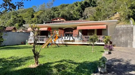 Casa com 3 Quartos à venda, 11000m² no Quarteirão Brasileiro, Petrópolis