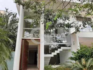Casa de Condomínio com 5 Quartos à venda, 285m² no Jardins Madri, Goiânia