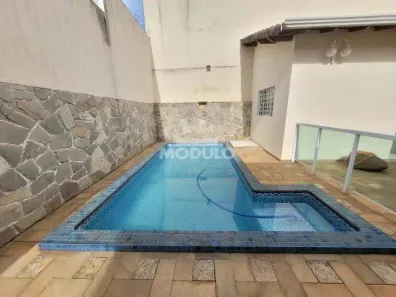 Casa com 3 Quartos para alugar, 241m² no Cidade Jardim, Uberlândia
