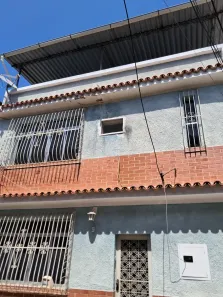Casa com 2 Quartos para alugar, 70m² no Olaria, Rio de Janeiro