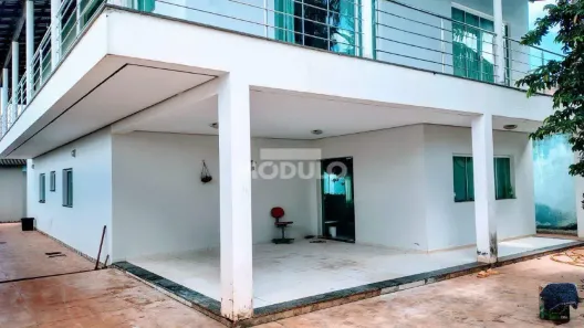 Casa com 5 Quartos para alugar, 420m² no Jardim Karaíba, Uberlândia