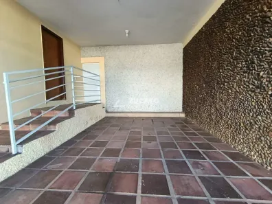 Casa com 3 Quartos para alugar, 136m² no Mercês, Uberaba