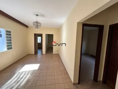 Casa com 5 Quartos para venda ou aluguel, 260m² no Santa Mônica, Uberlândia