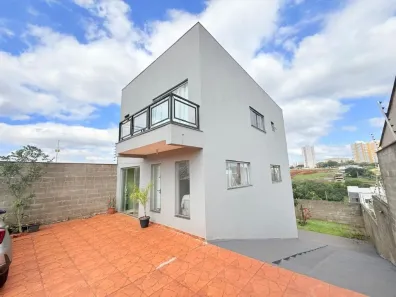 Sobrado com 3 Quartos à venda, 164m² no Portal de Versalhes 2, Londrina