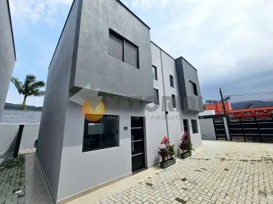 Casa de Condomínio com 2 Quartos à venda, 75m² no Balneário Copacabana, Caraguatatuba