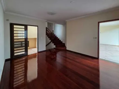 Casa com 3 Quartos para alugar, 200m² no Universitário, Londrina