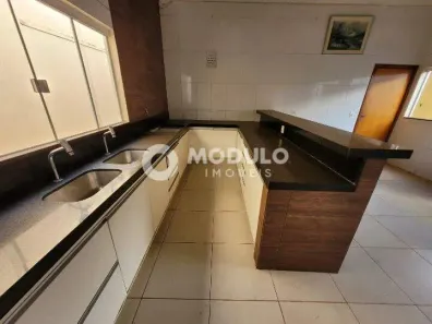 Casa com 4 Quartos para alugar, 170m² no Presidente Roosevelt, Uberlândia