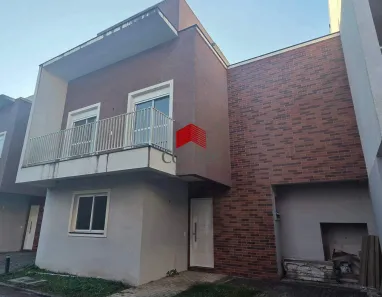 Sobrado com 4 Quartos à venda, 133m² no Campo Comprido, Curitiba