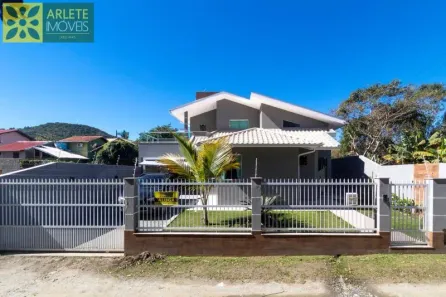Casa com 3 Quartos para alugar, 150m² no Centro, Bombinhas