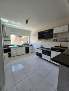 Casa com 3 Quartos para alugar, 130m² no Setor Garavelo, Goiânia
