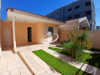 Casa com 3 Quartos para alugar, 131m² no Cidade Jardim, Uberlândia