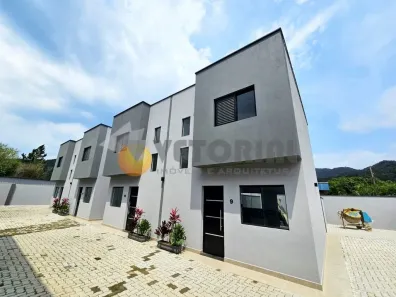 Casa de Condomínio com 2 Quartos à venda, 75m² no Balneário Copacabana, Caraguatatuba