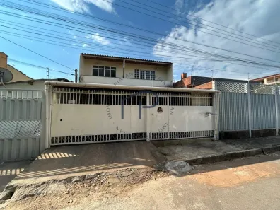 Casa com 2 Quartos para alugar, 100m² no Samambaia Sul, Brasília