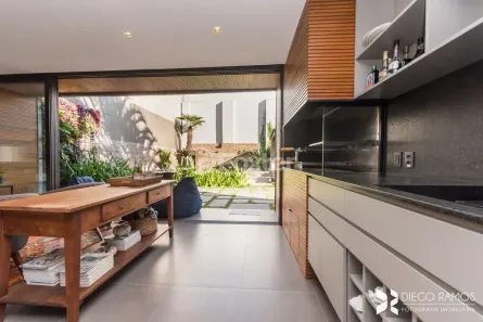 Sobrado com 3 Quartos à venda, 400m² no Três Figueiras, Porto Alegre