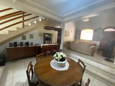 Imóvel Comercial com 4 Quartos à venda, 300m² no Cândida Câmara, Montes Claros