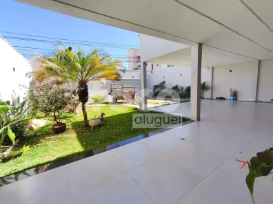 Casa com 3 Quartos para alugar, 230m² no Santa Mônica, Uberlândia