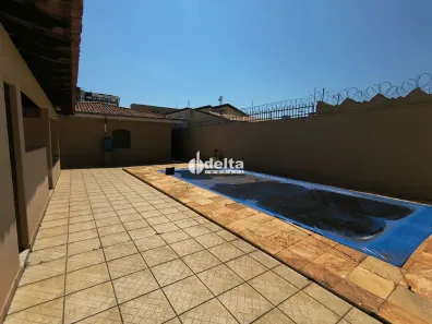 Casa com 3 Quartos para alugar, 298m² no Umuarama, Uberlândia