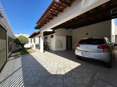 Sobrado com 3 Quartos à venda, 233m² no Santa Mônica, Uberlândia