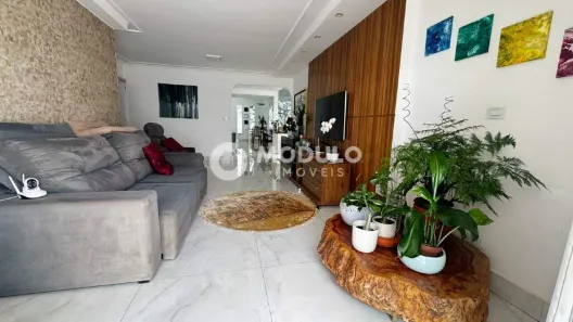 Casa com 3 Quartos à venda, 200m² no Cidade Jardim, Uberlândia