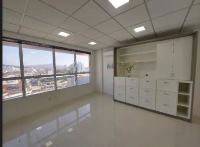 Sala Comercial à venda, 28m² no Barreiros, São José