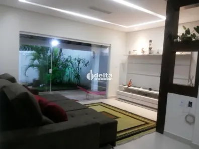 Casa com 4 Quartos para alugar, 320m² no Cidade Jardim, Uberlândia