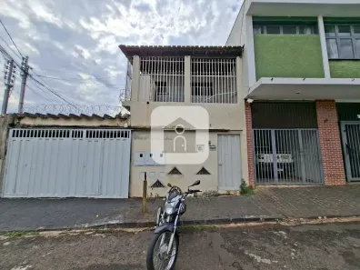 Sobrado com 2 Quartos para alugar, 221m² no Martins, Uberlândia