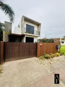 Sobrado com 2 Quartos à venda, 143m² no Areias da Palhocinha, Garopaba