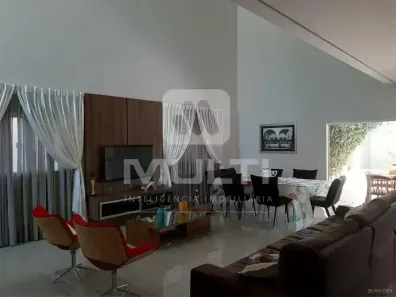 Casa com 3 Quartos para alugar, 312m² no Jardim Karaíba, Uberlândia