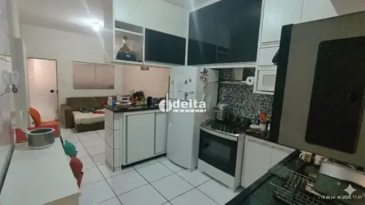Casa com 2 Quartos à venda, 100m² no Jardim Holanda, Uberlândia