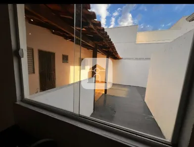 Casa com 2 Quartos para alugar, 60m² no Jardim Europa, Uberlândia
