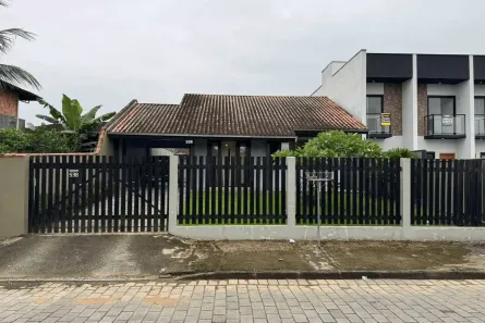 Casa com 3 Quartos para alugar, 120m² no Vila Nova, Joinville