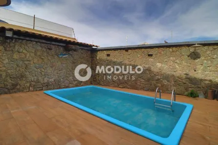 Casa com 3 Quartos para alugar, 120m² no Lídice, Uberlândia