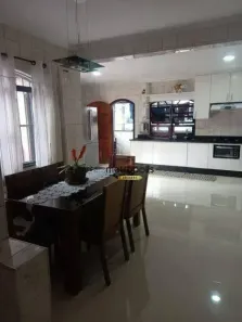 Sobrado com 4 Quartos para alugar, 353m² no Parque Jaçatuba, Santo André