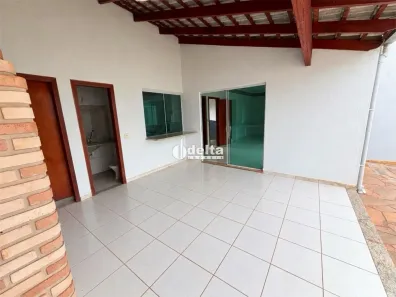 Casa com 3 Quartos para alugar, 230m² no Segismundo Pereira, Uberlândia