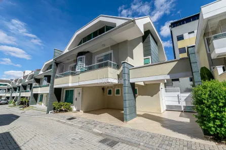 Casa de Condomínio com 4 Quartos à venda, 266m² no São Francisco, Curitiba