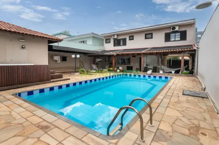 Sobrado com 4 Quartos à venda, 394m² no Vila Marumby, Maringá