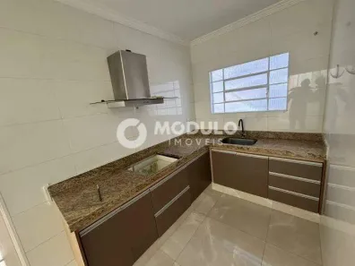 Casa com 3 Quartos para alugar, 150m² no Aclimação, Uberlândia
