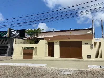 Casa com 3 Quartos para alugar, 190m² no Candelária, Natal
