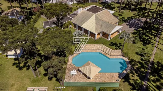 Casa de Condomínio com 4 Quartos à venda, 1300m² no Jardim Veneza, Piraquara