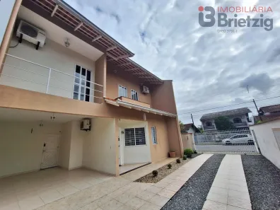 Casa com 3 Quartos para alugar, 128m² no Bom Retiro, Joinville