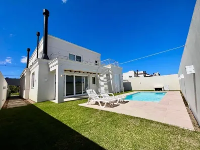 Casa de Condomínio com 3 Quartos à venda, 273m² no Laranjal, Pelotas