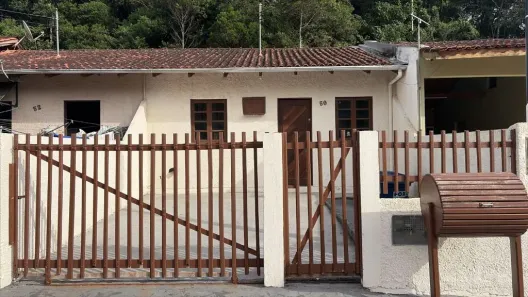 Casa com 2 Quartos para alugar, 40m² no Areias, Camboriú