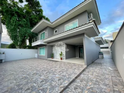 Casa com 4 Quartos à venda, 215m² no Zimbros, Bombinhas
