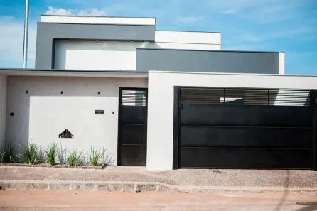 Casa com 3 Quartos à venda, 132m² no Laranjeiras, Uberlândia