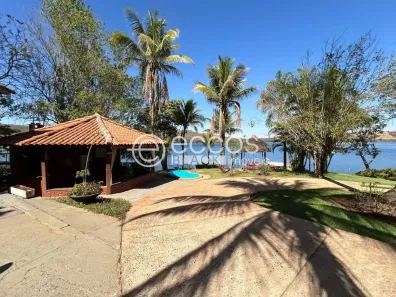 Fazenda/Sítio com 3 Quartos à venda, 300m² no Presidente Roosevelt, Uberlândia
