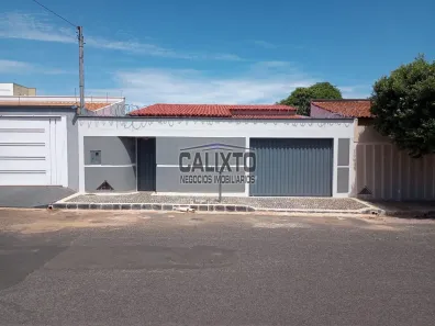 Casa com 3 Quartos à venda, 200m² no Santa Mônica, Uberlândia